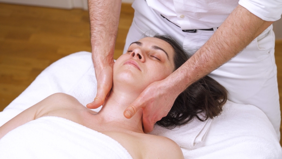Kinezyterapeutyczny masaż głowy i szyi